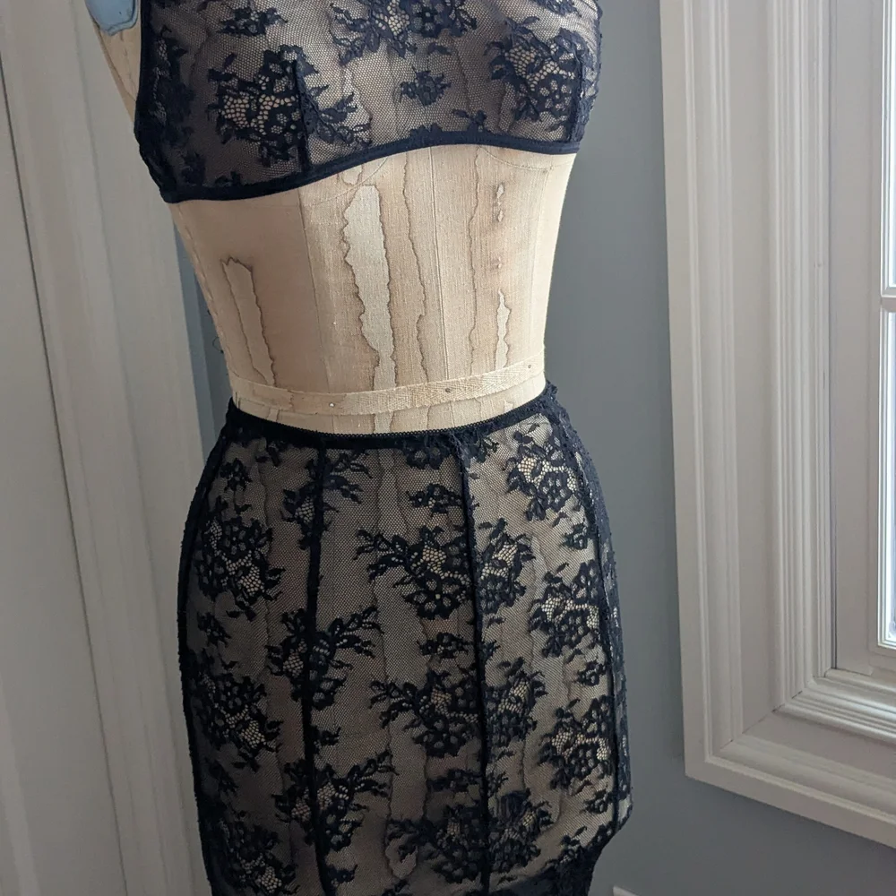 Elegant Black Lace Lingerie Set - Picture 2 of 4